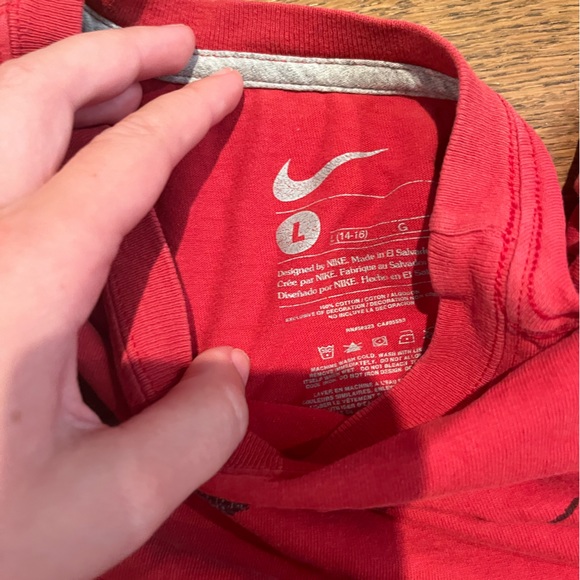 Cropped Nike red vintage crop top perfect for a workout set - Picture 6 of 6